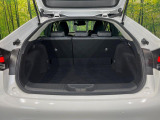 ラゲッジルームは、大容量のスペースを確保。普段のお買い物からレジャーまで、幅広く活躍してくれます!また、リアシートを倒すことでバリエーション豊かにお使いいただけます。