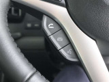 ステアリングスイッチ付き。前方から目を離すことなく操作することが可能です。