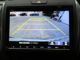 バックカメラの画像です。ガイドラインがスムースな車庫入れをサポートいたします。車庫入れの安心感がアップしますね。