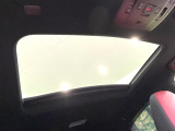 【サンルーフ】開放感たっぷりの希少装備、サンルーフが装着されています!車内に明かりを取り入れたり景色を楽しむ以外にも、車内の空気も簡単に換気できて快適です!