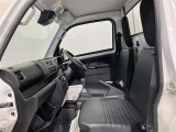 高いホールド性で運転姿勢が安定します。長距離ドライブでも疲れにくいのが魅力です。快適なドライビングライフをお送りください♪