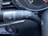 レバーをAUTOの位置にしているとき、レインセンサーが雨を感知すると、雨量に応じてワイパーが自動で作動してくれるオートワイパーを装備!設定変更で非作動にすると、間欠作動に固定されます。