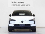 EVエクステリアならではのフロントシールドデザイン、ボルボアイデンティティを進化継承する印象的なトールハンマーライトが、自信に溢れたモダンなフェイスを表現。