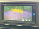 【バックカメラ】駐車時に後方がリアルタイム映像で確認できます。大型商業施設や立体駐車場での駐車時や、夜間のバック時に大活躍!運転スキルに関わらず、今や必須となった装備のひとつです!