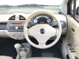 【運転席インテリアデザイン】左右対称のインテリアデザインでドライバーを包み込み運転に集中できるように設計されています。