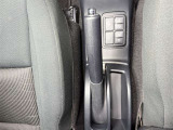 【サイドブレーキ】駐車中に車両の動きを防ぐために使用されます。