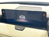 【12.3インチマツダコネクト】車内の雰囲気にマッチした大型ディスプレイ。スマホ接続でのナビ使用やBluetooth再生等、様々な機能が楽しめます。直感的なダイヤル操作が可能で、使い勝手も良好です。