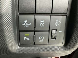 コーナーセンサーを車の前後に装備。障害物までの距離に応じて警告音を変えてお知らせ。縦列駐車時や駐車場・車庫などでの取り回しをサポートします。詳細は販売店スタッフまでおたずねください。
