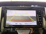 【バックガイドモニター】車両後方の映像をナビ画面に表示し、駐車などの後退操作をサポートします。