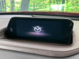 【8.8インチマツダコネクト】車内の雰囲気にマッチした大型のディスプレイ。スマホ接続でのナビ使用やBluetooth再生等、様々な機能が楽しめます。直感的なダイヤル操作が可能で、使い勝手も良好です。