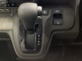 CVT車のセレクトレバーです。低速から高速まで、変速ショックのないスムーズな走りと、エンジン効率のよい領域を維持して燃費にも貢献します。サイドブレーキはスイッチ操作の電子制御パーキングブレーキです。