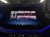 アクティブパーキングアシストで、狭い駐車も自動操作。ステアリング任せの安心感とラグジュアリーな快適さを両立。