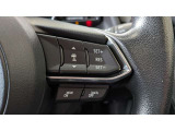 レーダークルーズコントロールを装備。アクセルやブレーキを操作しなくても、自動で先行車との車間距離を保ち追従走行できます。長距離や高速道路を運転する際に、ドライバーへの負担を軽減します。