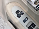 狭い駐車場で便利な電動格納ドアミラーが付いています。