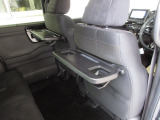 ★運転席&助手席シートバックテーブル★休憩時のちょっとした小物置きに使える、前席背面の格納式テーブル。便利なコンビニフック付。※走行中は必ずコンビニフック付シートバックテーブルを格納してください。