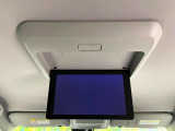 【後席モニター】家族や友人とお出かけする機会が多い方に大人気の後席モニターを装備!見やすい位置に画面がありテレビやDVDの視聴も快適!友達もお子様も、後席にしか乗らなくなるかも??