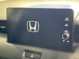 【メーカー純正ナビ】インテリアに溶け込むスタイリッシュな「専用設計」メーカーナビを装備♪視認性や操作性など基本性能にも優れ、より上質なカーライフをお楽しみいただけます。