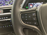 オーディオや運転支援機能などを手元で操作できるステアリングスイッチ。操作時の視線移動が少なく、安全にも貢献します。