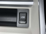 【充電用USB端子】充電用USB端子付き。スマートフォンなどの充電に便利です。