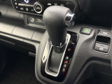 ■ブレーキホールド■ブレーキペダルを踏んで車を停止させた後、ブレーキペダルから足を離してもブレーキが効き続ける機能です。渋滞や信号待ちで停止する際に足の負担を軽減することができます。
