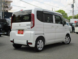 右斜め後ろからの特徴的なフォルム。ボックス型で車体全体を把握しやすく運転しやすそうですね♪