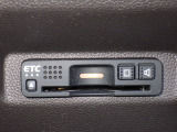 ETC(Electronic Toll Collection)は、高速道路や有料道路の料金所で自動的に通行料金を支払えキャッシュレスでスムーズに通過できます