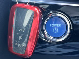 【スマートキー】カバンやポケットに入れたままでもドアの施錠・解錠が可能なスマートキーを装備。エンジンのオン・オフ時もカギを取り出す必要が無いからとっても便利です♪