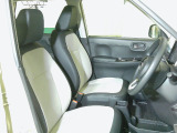 すわり心地の良い運転席・助手席です。長時間のドライブの疲れ軽減に貢献します。どうぞ快適なドライブを♪