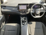 すっきりした運転席周りにはナビやエアコンの操作パネルを設置しておりますので、お一人での運転でもご安心できます。
