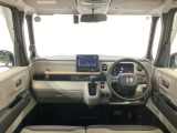 【前方視界】開放的な前方視界!運転がしやすく疲れにくいです♪窓が大きく、見通しがとっても良いおクルマですよ♪