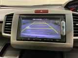 リバースギアに入れるだけで後方の表示へ切り替わります。夜間や雨の日の駐車も楽になりますよ。