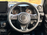 インテリアに合わせたデザインのステアリングは、運転される方のことも考え、運転しやすい形状、大きさです。是非一度、実際に触ってお確かめください。