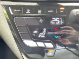 【オートエアコン】一度お好みの温度に設定すれば、車内の温度を検知し風量や温度を自動で調整。暑い&hellip;寒い&hellip;と何度もスイッチ操作をする必要はありません。快適な車内空間には必須の機能ですね♪