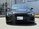 シングルフレームグリルはAudiの象徴的なデザイン要素であり、一目でAudiとわかるスタイル、大きくて迫力のある形状が車のスポーティな印象を強調しており、魅力的なデザインとなっています。