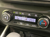 【オートライト】周りの明るさに応じて自動でヘッドライトの点灯・消灯ができる機能です!ライトの付け忘れ・消し忘れなどが無くなり、雨の日や夕方の走行も安心!トンネル通過時も便利ですね♪