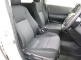 《運転席》目線の位置も高くて運転席からの視界も良好です。シート高さ位置も調整できるので、乗りやすいですね。
