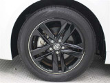 ブラック塗装の16インチ専用アルミホイールが装着されています。タイヤサイズ205/55R16