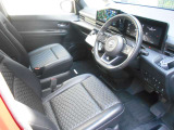 運転席もゆったりとお座り頂けます。