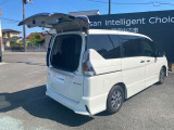 上半分だけ開閉が可能です。荷崩れしそうな時や駐車スペースがない時に活躍します。