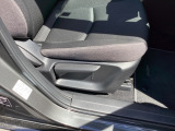 シートは座面の前後スライドに加えリクライニングや高さ調整も行えますのでお客様に合ったポジションで運転頂けます!