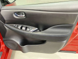 【運転席ドア】ボトルホルダーや収納ポケットが付いているので運転席周りもスッキリ保てます★