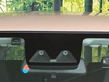 【スマートアシスト】走行中に前方の車両等を認識し、衝突しそうな時は警報とブレーキで衝突回避と被害軽減をアシスト。より安全にドライブをお楽しみいただけます。
