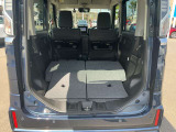 リアシートを倒せば、広い荷室を確保できます。