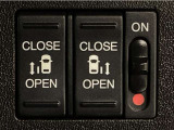 【両側パワースライドドア】両側がパワースライドドアになっており、運転席のスイッチやスマートキーでも開閉が可能です!開口部も広いので乗り降りも楽々♪