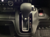 CVT車のセレクトレバーです。低速から高速まで、変速ショックのないスムーズな走りと、エンジン効率のよい領域を維持して燃費にも貢献します。サイドブレーキはスイッチ操作の電子制御パーキングブレーキです。