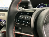 ステアリングにオーディオ操作スイッチが付いています。オーディオ画面に直接タッチしなくても操作が出来ますので、運転に集中できます。