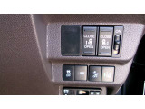 両側電動スライドドア。荷物で手が塞がる時など簡単にドアの開閉が出来ます。何より力いらずで開閉OK。女性やお年寄りにも優しい。電動機能はOFFにもできますから元気なお子様の駆け出しも安心。