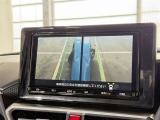 【サイドモニター】ドアミラーについているカメラから映像を映します。車幅も把握しやすくてとても便利ですね。