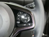【レーダークルーズコントロール】(全車速追従機能付)付きです。車速に応じて追従支援してくれるので、ロングドライブも快適です。詳細は販売店スタッフまでおたずねください。