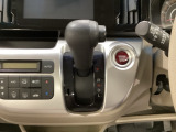 CVT車のセレクトレバーです。低速から高速まで、変速ショックのないスムーズな走りを実現するとともに、エンジン効率のよい領域を維持することで燃費にも貢献します。